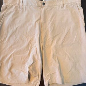 adidas Men's Beige Flat Front Golf Shorts. Light Wear. Size 40